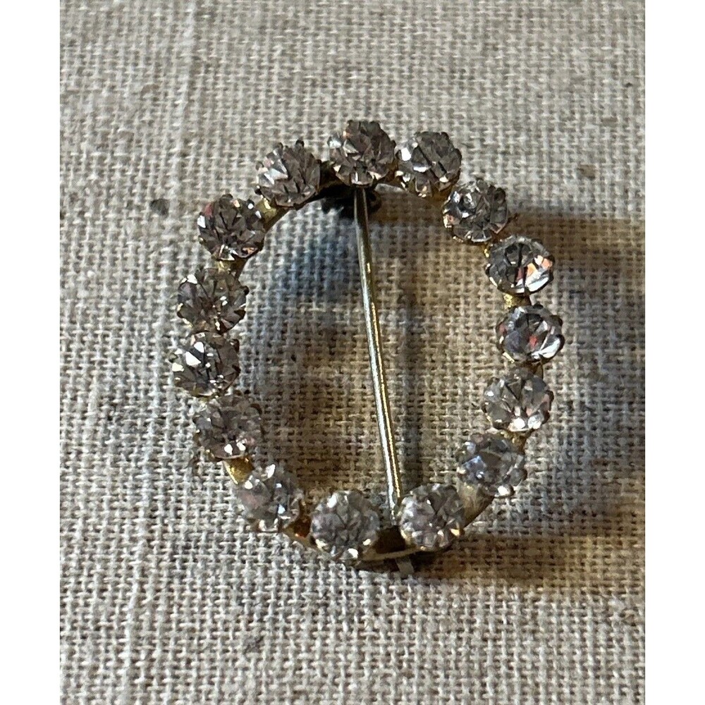 Vintage Unsigned Clear Rhinestone Oval Brooch Pin In Gold Tone Setting 1.25”x1”